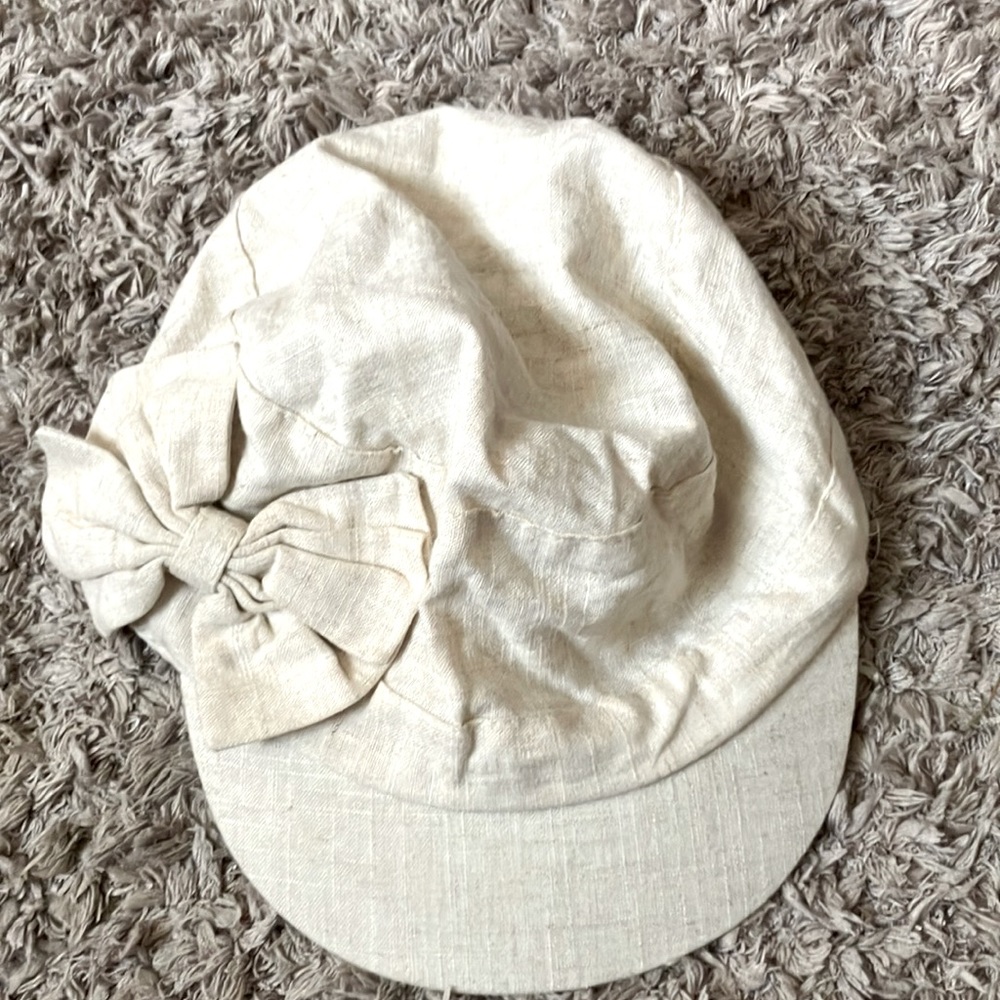 Offwhite girls hat with bow